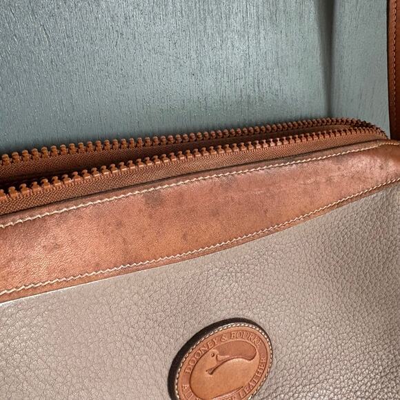 Vintage DOONEY & BOURKE Two Tone Brown Zip Medium Leather Crossbody Purse Bag - Picture 6 of 16